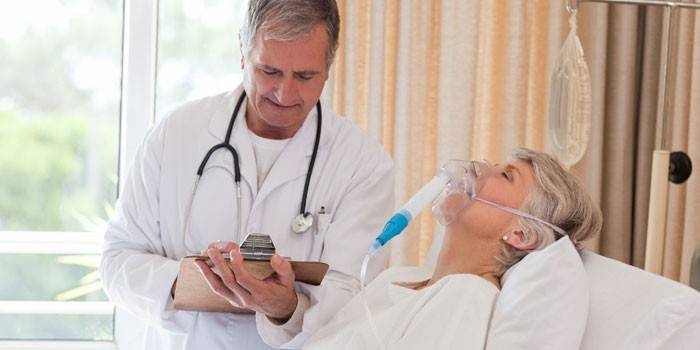 Médico ao lado da cama do paciente