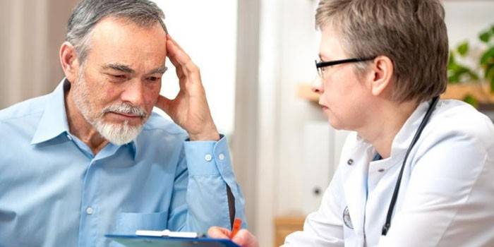 Um homem conversando com um médico