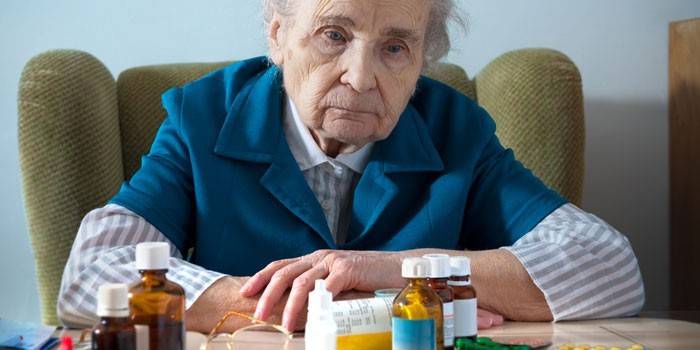 Mulher idosa e medicação