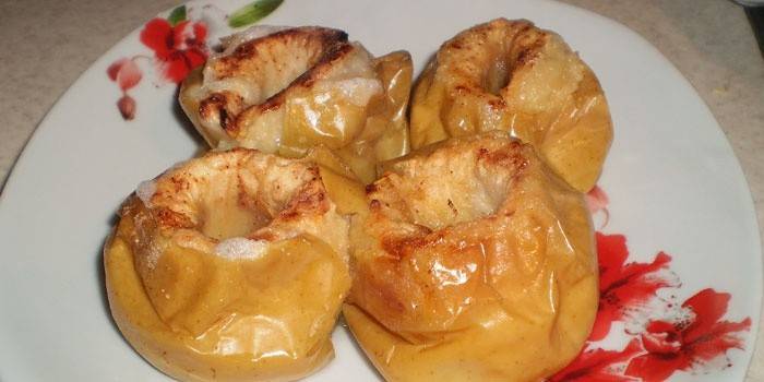 Pieczone jabłka na talerzu