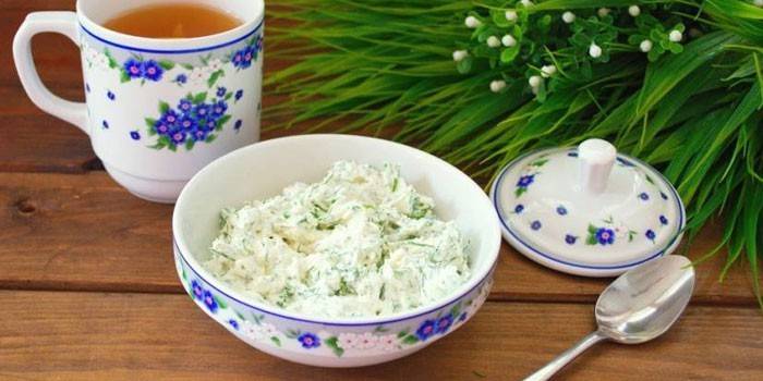 Cuajada con verduras en un plato y una taza de té