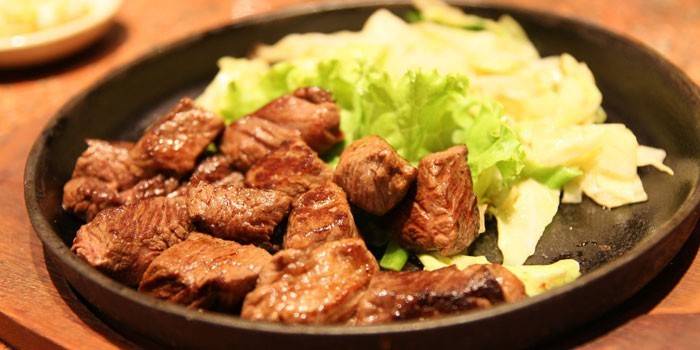 Fatias de carne de porco e salada