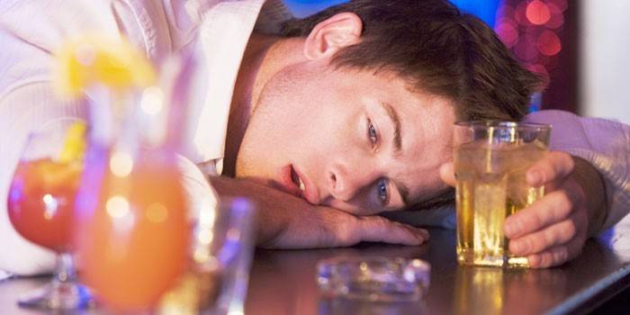 Człowiek ze szklanką alkoholu