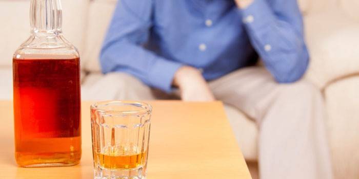 Alcohol en una botella y un vaso.