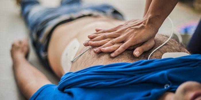 Um homem recebe uma massagem indireta no coração