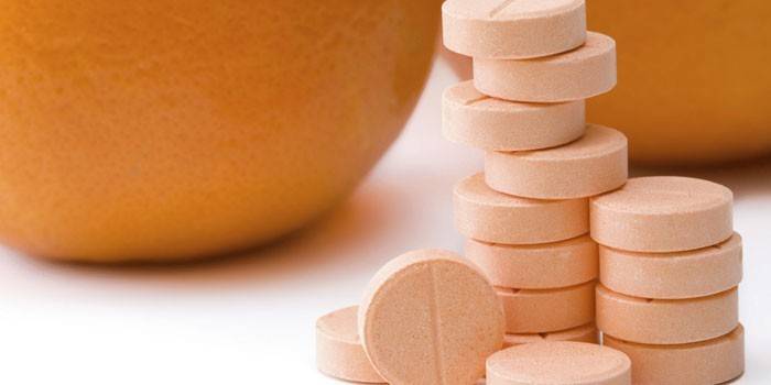 Comprimidos e laranjas da vitamina C