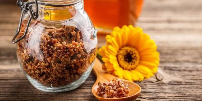 Zmiel propolis w słoiku i łyżce