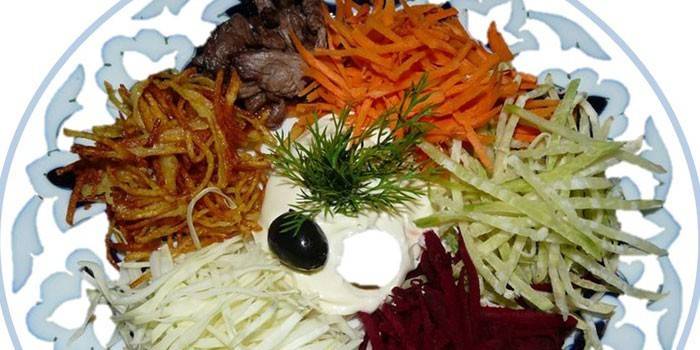 Sałatka z grillowanym mięsem i warzywami