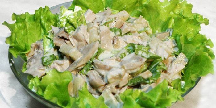 Salada de pepinos frescos e cogumelos em conserva na maionese