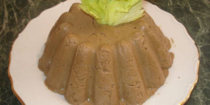 Pasta de hígado de cerdo en un plato