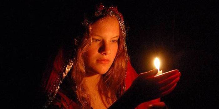 Chica con una vela