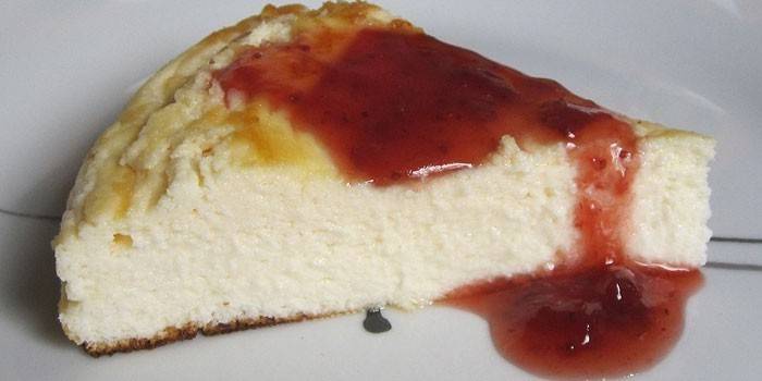 Rebanada de cazuela de requesón con mermelada en un plato
