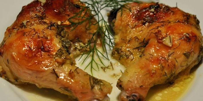 Pernas de frango assado em um prato