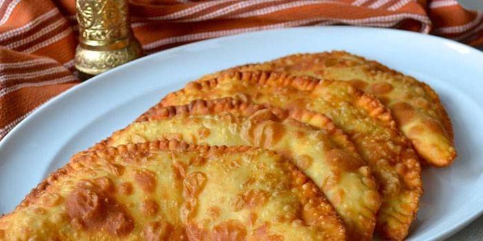Chebureks en una masa de natillas en un plato
