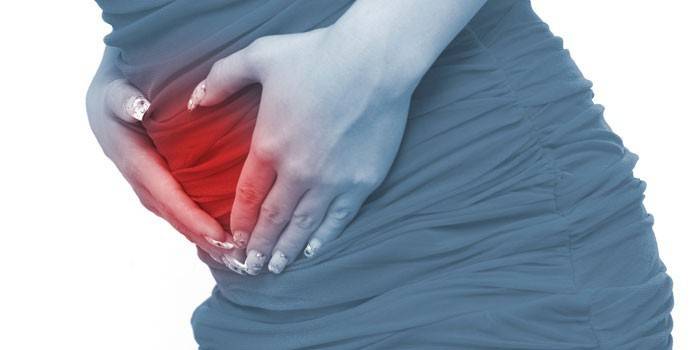 La niña tiene dolor en la parte inferior del abdomen.