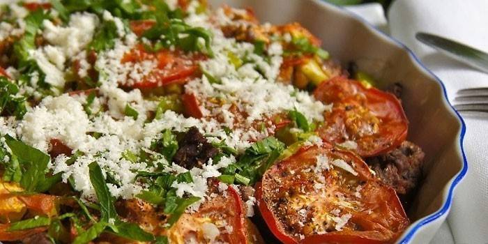 Pečené mäso so zeleninou, šampiňónmi a syrom feta