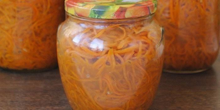 Zanahorias coreanas en un frasco