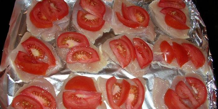 Con tomates en una bandeja para hornear