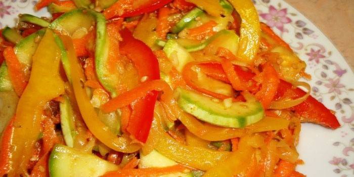 Plato con calabacín picante en escabeche con verduras