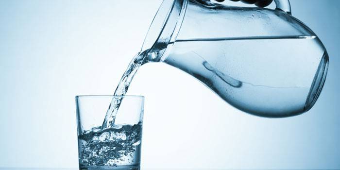 Agua en una jarra y un vaso