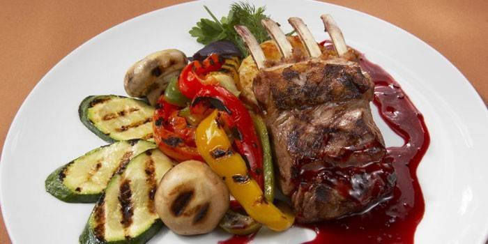 Costillas de cordero con verduras a la parrilla y salsa barbacoa