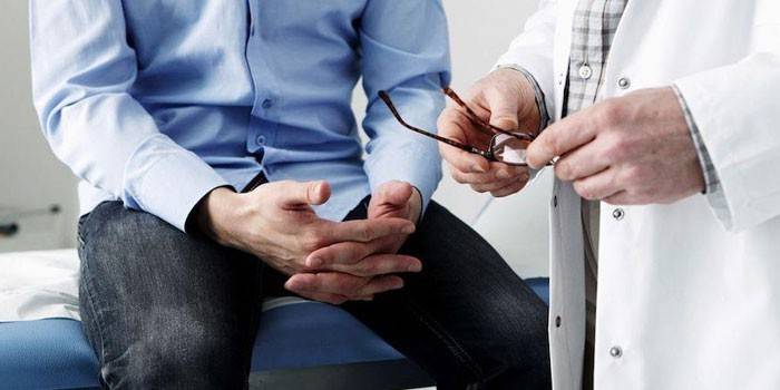 Homem na consulta do médico