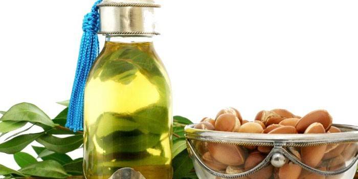 Óleo de Argan em uma garrafa e frutas argan