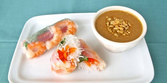 Rolinhos primavera de camarão com legumes e molho de amendoim