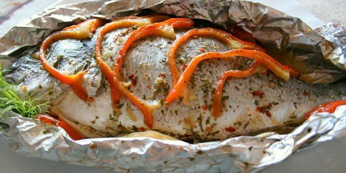Carpa en papel de aluminio con verduras