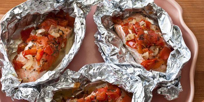 Filetes de pescado con verduras en papel de aluminio