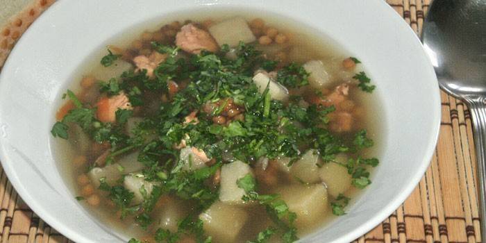 Prato de lentilha quente com batatas e ervas