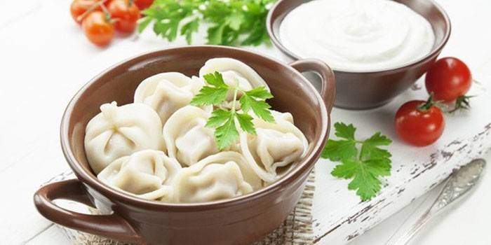Pierogi gotowane w rondlu i kwaśną śmietaną