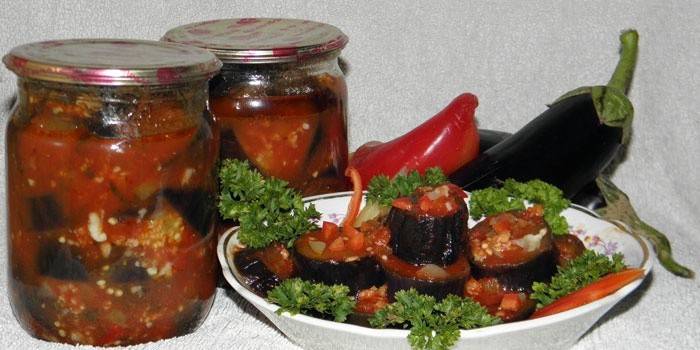 Berenjenas para el invierno con ajo en tomate en un plato y frascos