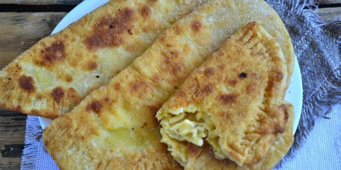 Chebureks fritos con relleno de queso