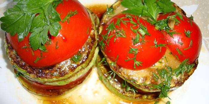 Aperitivo con tomate y ajo.