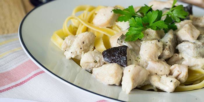 Fettuccini w kremowym sosie z borowikami i kurczakiem