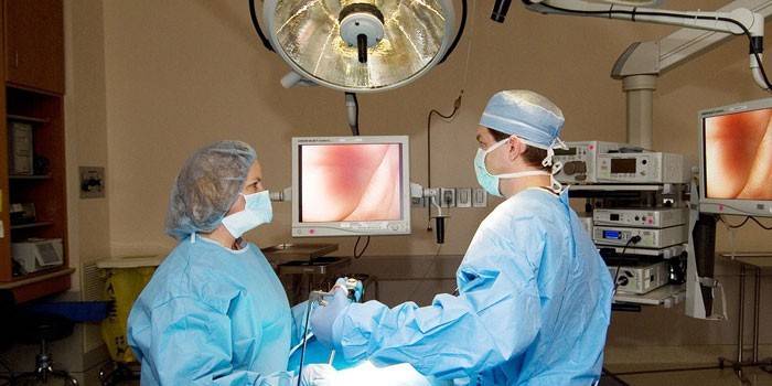 Médicos realizam uma operação