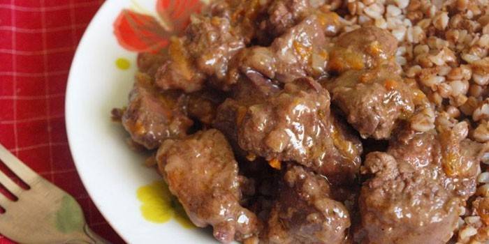 Goulash con verduras y trigo sarraceno adornado