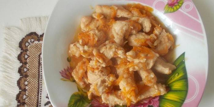 Strogonoff de carne com frango e cenoura em um prato