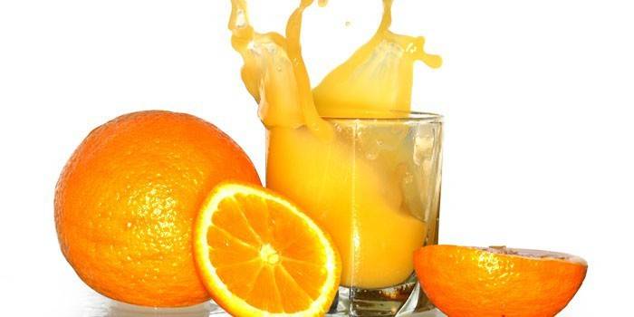 Jugo de naranja en un vaso