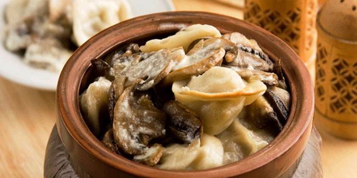 Albóndigas de champiñones con champiñones en una olla