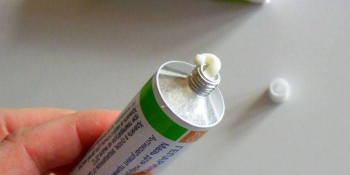 Pomada de heparina em um tubo