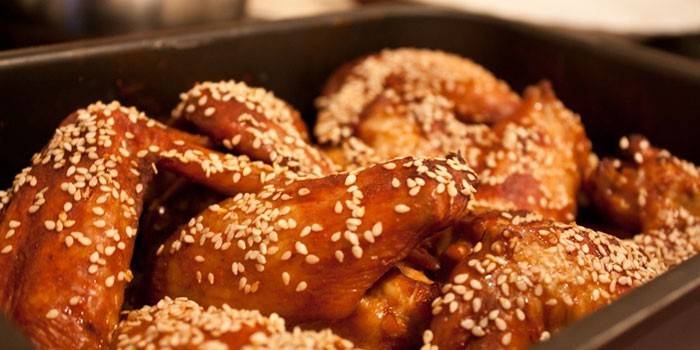 Asas de frango com molho de gergelim Teriyaki