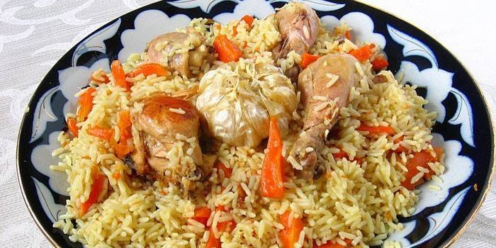 Sabroso pilaf con muslos de pollo