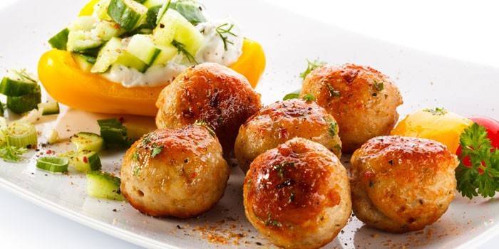 Plato con mitballs y ensalada