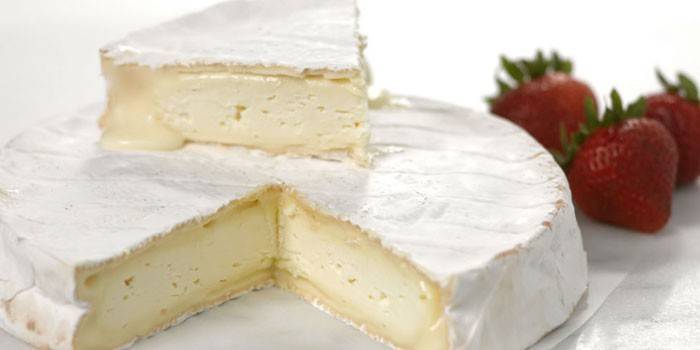 Hotový syr Brie a jahody