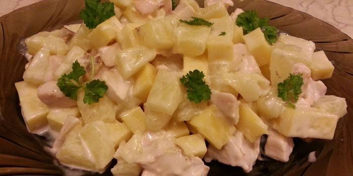 Salada com abacaxi e carne de frango defumado