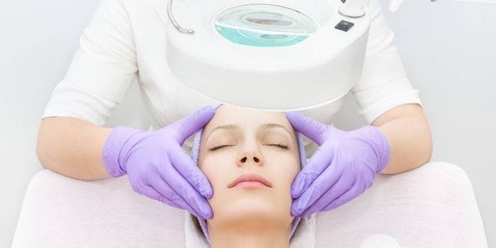 Garota na nomeação do esteticista