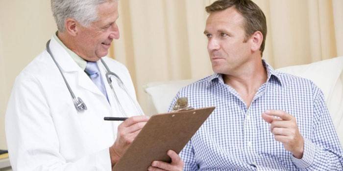 Homem na consulta do médico