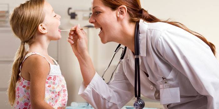 Criança e médico